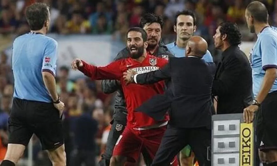 MOLESTO. El volante de Atlético Madrid, Adan Turán, enfadado con el árbitro. FOTO TOMADA DE GAZETE5.COM