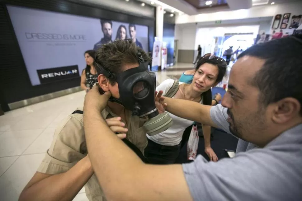 PREVENCIÓN. Muchos israelíes piden máscaras para prevenir gases tóxicos. REUTERS