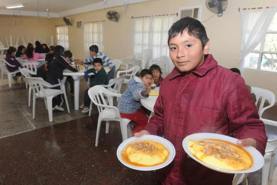 EL PAN DE CADA DIA. Los chicos almuerzan y meriendan en el hogar, pero también tienen catequesis y talleres.