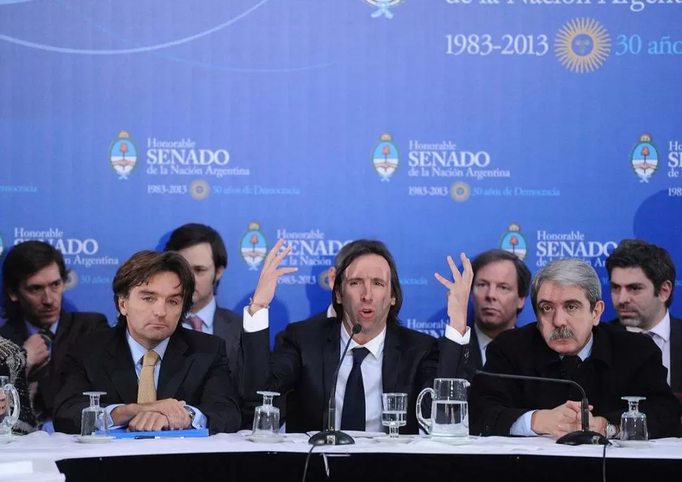 EN EL SENADO. El ministro de Economía, Hernán Lorenzino, dijo que el canje de deuda se hará en las mismas condiciones que los de 2005 y 2010. TELAM