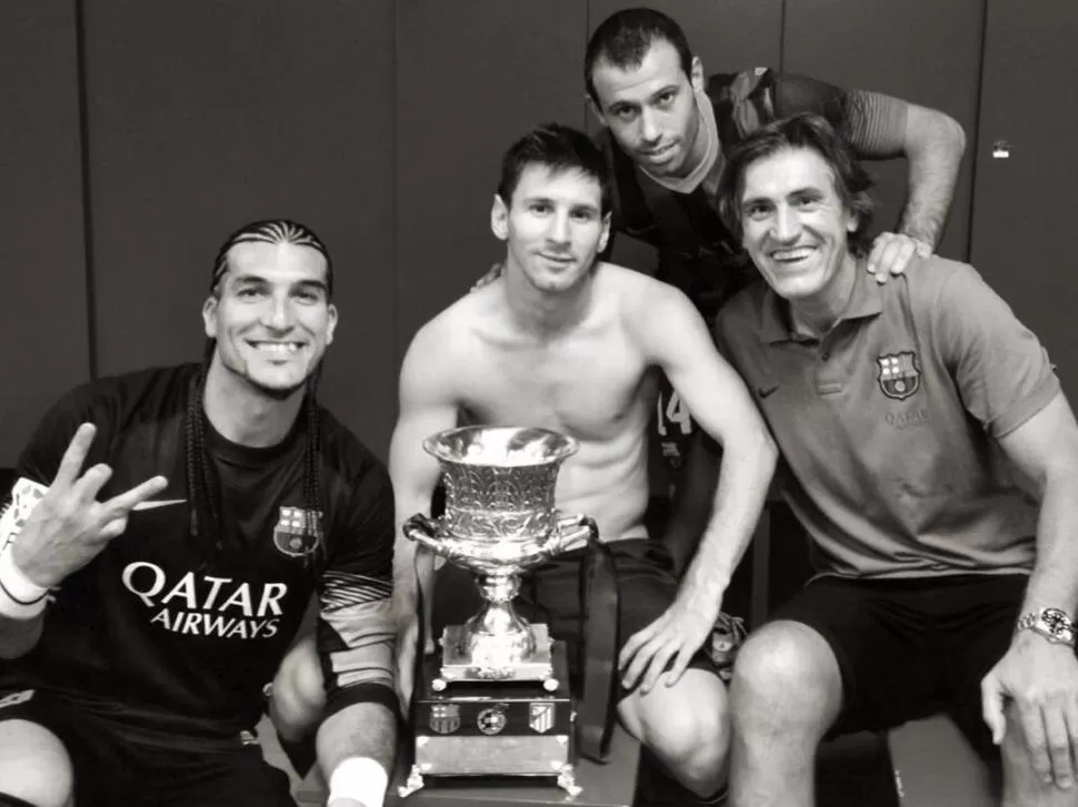 LOS DUEÑOS DE LA SUPERCOPA. Messi posa para foto en el vestuario junto a Mascherano y un integrante del cuerpo técnico. FOTO TOMADA DEL TWITTER DE @LEOMESSIFANCLUB