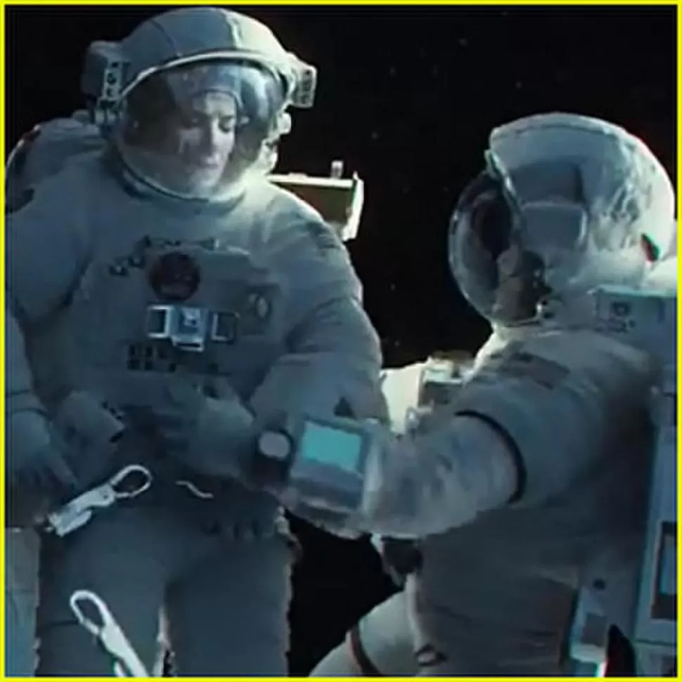 ASTRONAUTA. Bullock se enfunda en un traje espacial para la película. 