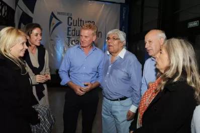 Moyano le tira flores a Massa y De Narváez se acerca a Scioli