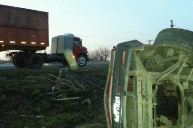 Una camioneta volcó en el ingreso a Aguilares
