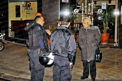 Una joven muere al ser baleada por un policía que perseguía ladrones