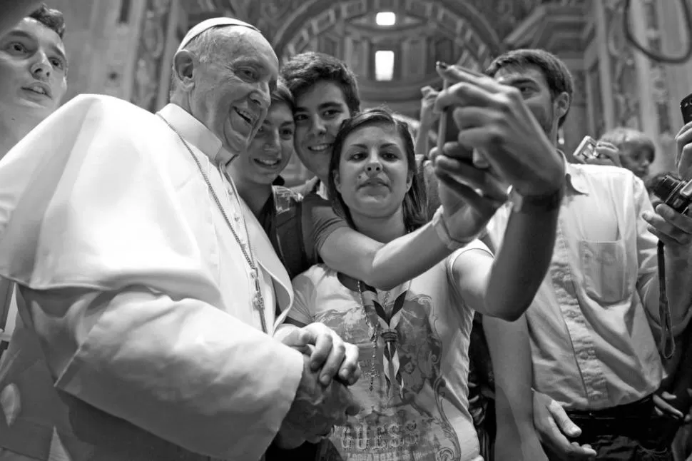 PARA EL FACE. Los jóvenes quieren tener en su perfil la foto con el Papa. REUTERS 