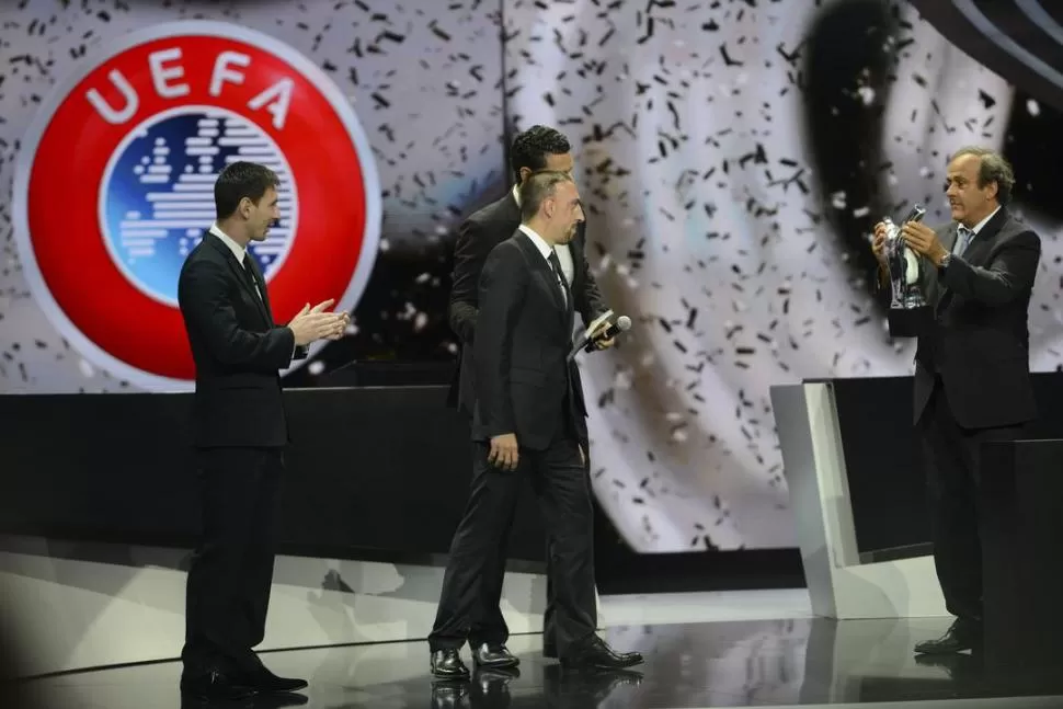 Y EL PREMIO ES PARA... Lionel Messi aplaude al francés Frank Ribery, que se apresta a recibir el trofeo como mejor jugador de Europa de manos de Michel Platini. FOTOS DE REUTERS
