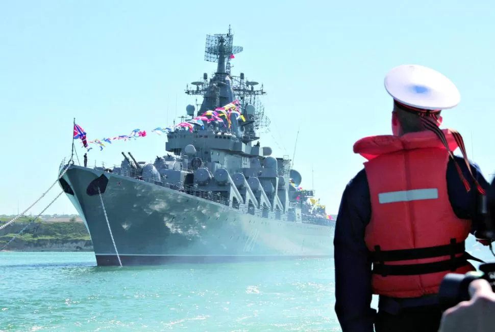 POTENCIA RUSA. Putin envió a dos buques de guerra (uno es el destructor misilístico Moskva) al mar Mediterráneo para reforzar su flota militar en la zona. REUTERS