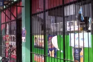 Rompieron vidrieras para robar en dos locales de la plaza vieja de Yerba Buena