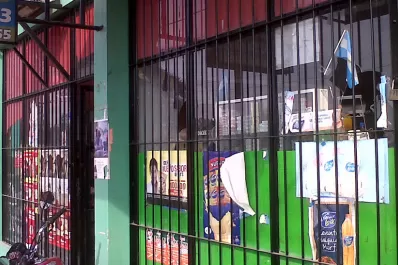 Rompieron vidrieras para robar en dos locales de la plaza vieja de Yerba Buena