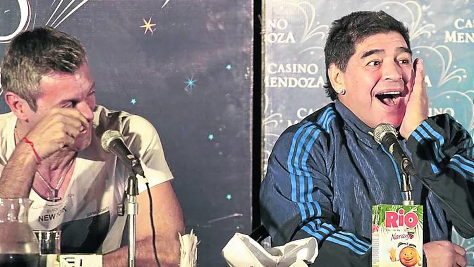 DESCANSO. Maradona junto a Goycoechea en Mendoza. FOTO TOMADA DE CLARIN.COM 