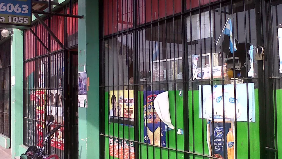 DAÑOS. El miniservice, ubicado sobre avenida Solano Vera al 1.000, fue el negocio elegido por los ladrones, que rompieron los vidrios para robar. LA GACETA / FOTO DE ANALíA JARAMILLO