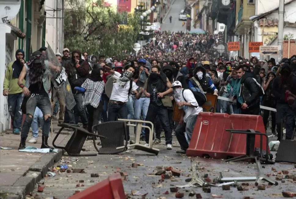 PIQUETES Y DESTROZOS. Miles de manifestantes bogotanos chocaron violentamente con la Policía el jueves. REUTERS