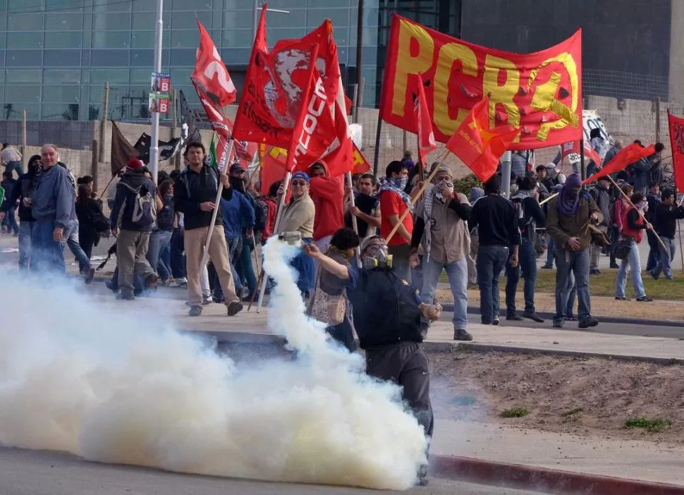 ENOJADOS. Los militantes protestaron entre nubes de gas lacrimógeno. DYN