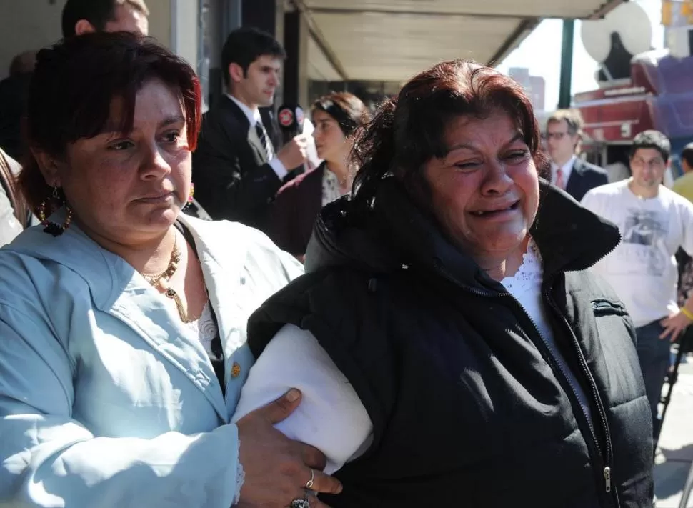 EL DOLOR POR LAS AUSENCIAS. Angélica Núñez, madre, hija y abuela de las tres víctimas, se retira de tribunales tras escuchar el fallo. TELAM