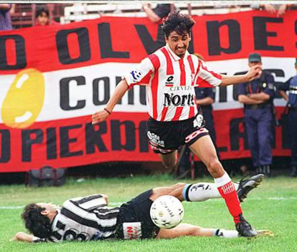 ÚLTIMAS POSTALES. Enrique Romero deja por el suelo al 8 en el último choque jugado en La Ciudadela, en 1997. A la derecha (arriba) Bermegui mira la bocha y (abajo) Cáceres intenta pasar pese a la marca. 