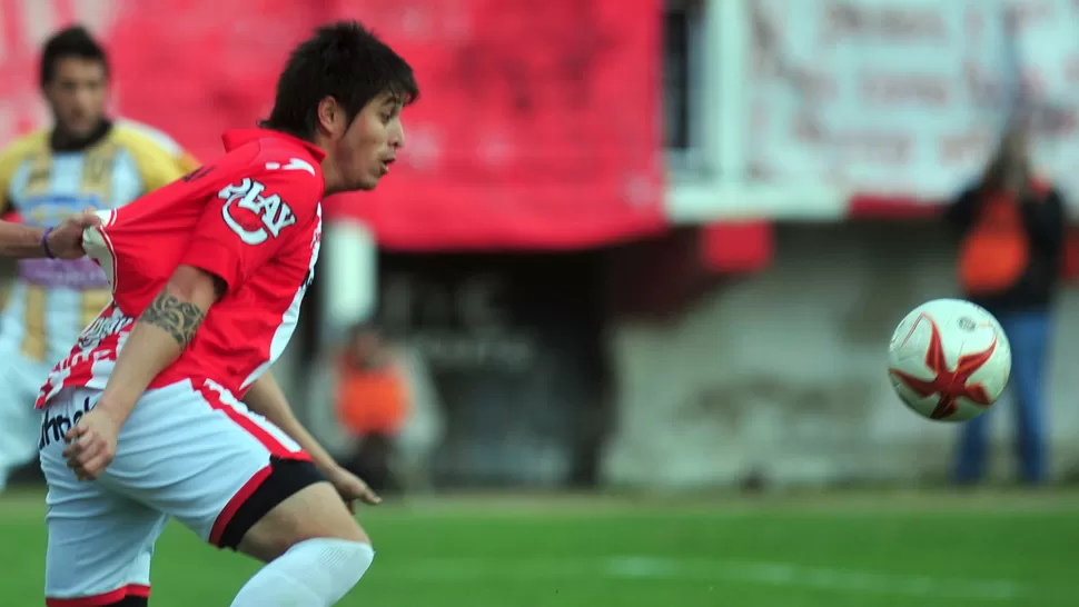 HOMBRE GOL. El Monito Fernández es la cuota goleadora de los tucumanos. ARCHIVO LA GACETA / DIEGO ARAOZ