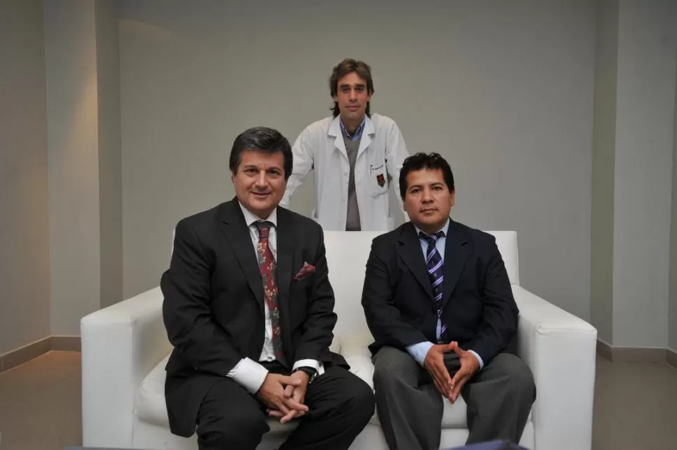 EN LA GACETA. Los cirujanos Ricardo Vega, Juan Cruz Yalour y Héctor Laguna. LA GACETA / FOTO DE DIEGO ARáOZ