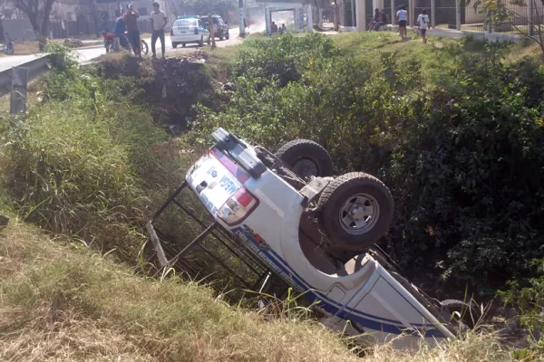 Aparatoso vuelco de una camioneta en la Curva de Los Vega