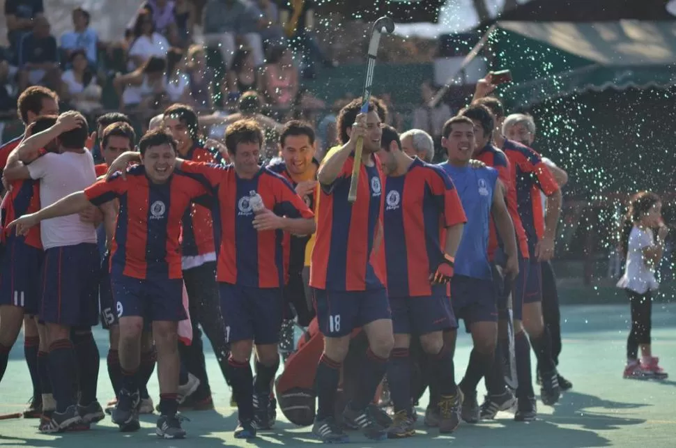 DALE CAMPEÓN... De izquierda a derecha, Joel Díaz, Nanni, Decataldo, Salas y Sebastián Aparicio celebran con la vuelta olímpica. GENTILEZA FOTO DEL DIARIO EL TRIBUNO DE SALTA