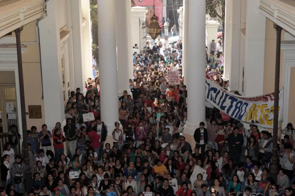 JUEVES DE MOVILIZACIÓN. La semana pasada, cientos de alumnos coparon los pasillos del Rectorado de la UNT para exigir respuestas inmediatas. LA GACETA / FOTO DE FRANCO VERA