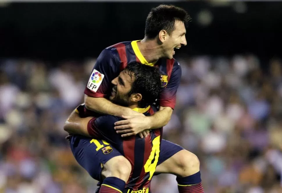 HÉROE Y ASISTIDOR. Messi celebra con Cesc, que le dio el pase al 10 en el 1-0. 