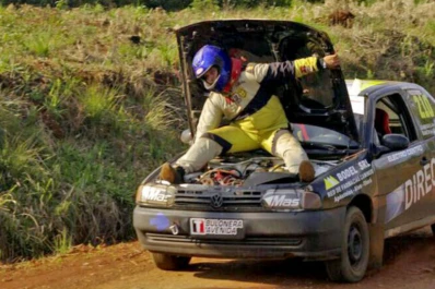 Locura sobre ruedas: Se rompió el acelerador y completó la carrera subido al capot