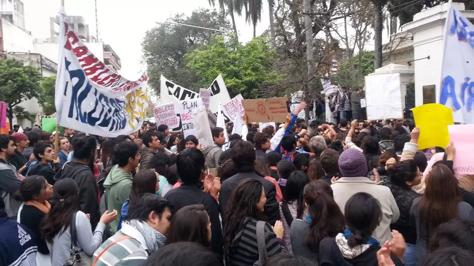 NADIE PASA. Los manifestantes se encontraron con las puertas cerradas del Rectorado en primera instancia. LA GACETA / FOTO DE JOSÉ INESTA