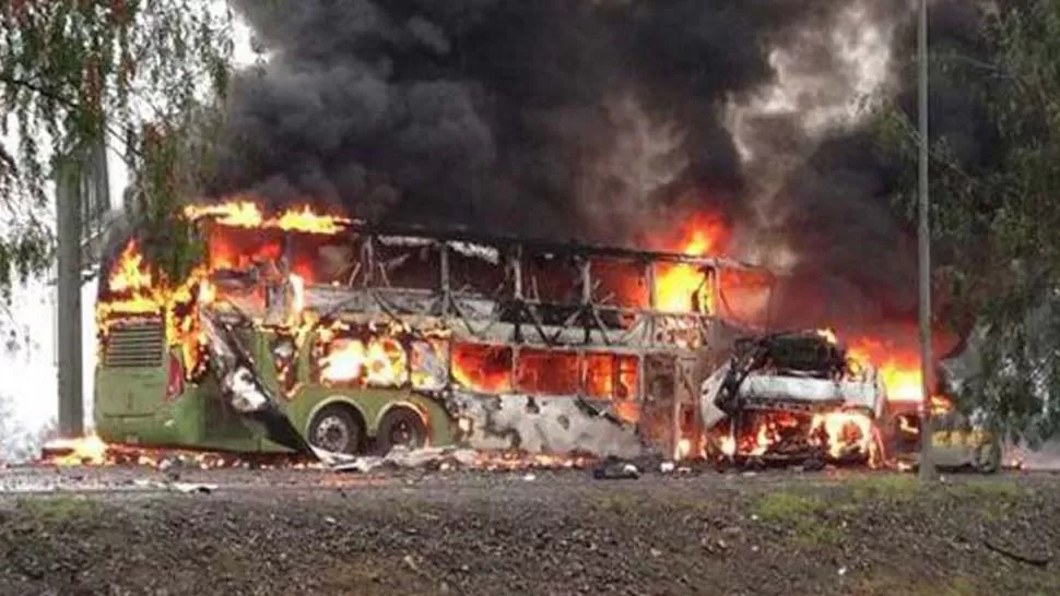 DESTRUCCION TOTAL. El pequeño furgón resultó totalmente fundido y el ómnibus se quemó por completo. FOTO TOMADA DE LATERCERA.COM