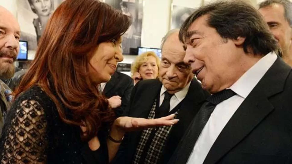 SEDUCTOR. Cacho Castaña se mostró fascinado por la Presidenta. FOTO TOMADA DE LACAPITAL.COM.AR
