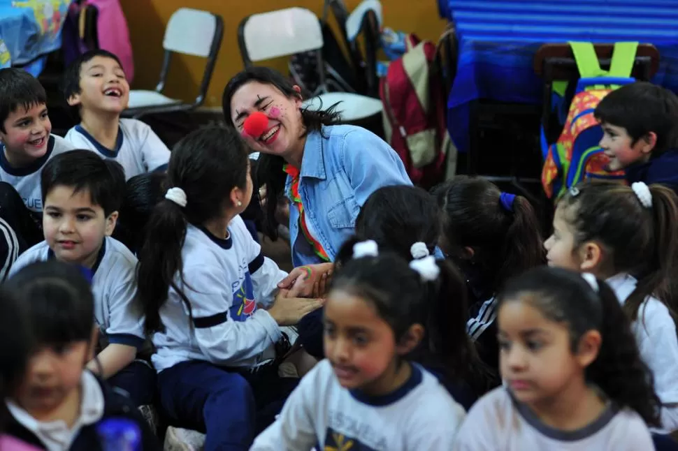 LA HORA MÁS ALEGRE.  Los chicos de la Escuela Monteagudo esperan ansias que llegue el viernes para reencontrarse con sus amigos, los payasores. LA GACETA / FOTOS DE DIEGO ARAOZ 