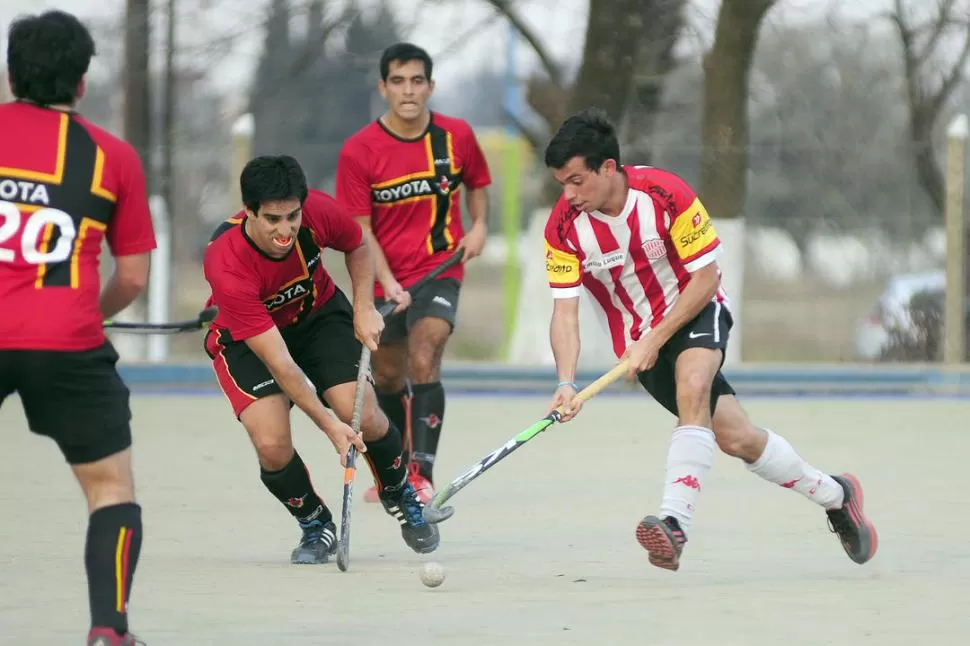 EN VELOCIDAD. Así despliega su talento Santi Serrano, una de las jóvenes promesas que tiene el hockey masculino. 