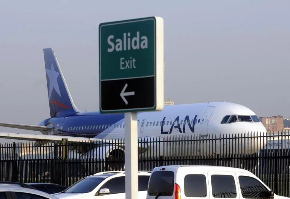 DISPUTA. Un organismo estatal emplazó a la aerolínea chilena a que abandone su hangar en Aeroparque. DYN