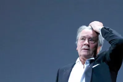 A Alain Delon le brotó la homofobia