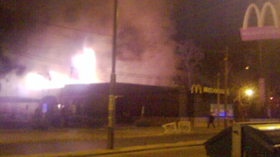 SINIESTRO. Lenguas de fuego salieron del local de McDonald's. FOTO TOMADA DE ROSARIO3.COM