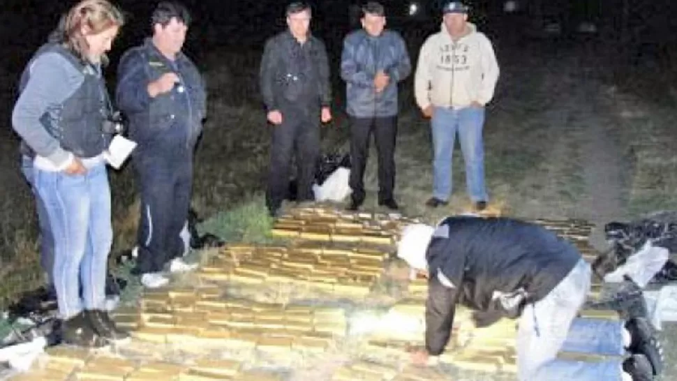 EN LA MADRUGADA. La Policía incautó más de 400 de droga. FOTO TOMADA DE DIARIONORTE.COM