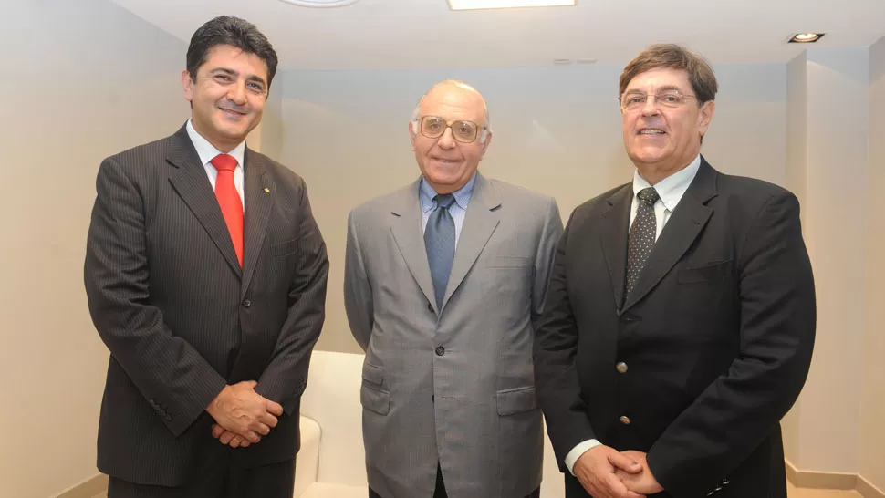 AUTORIDADES. Soria y Cárdenas, junto al brasileño Octavio Antonio Valsechi. LA GACETA/ ANTONIO FERRONI.
