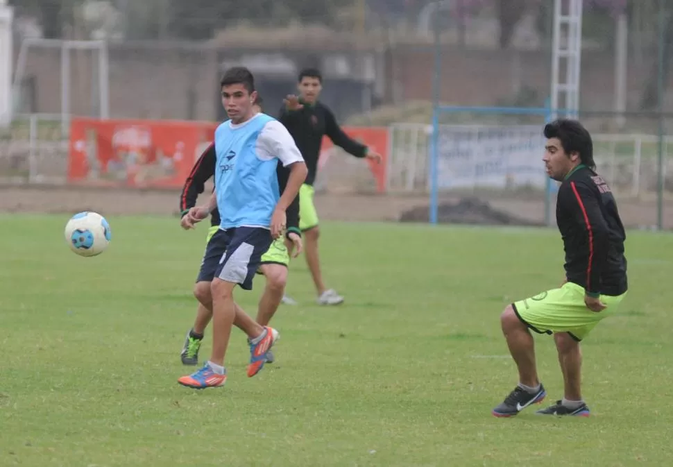 SE ANOTÓ UN POROTO. Cuevas recibe la pelota en el partido de ayer, donde hizo el segundo gol para Atlético.  