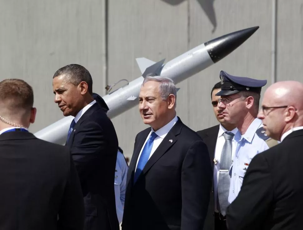 COLABORACIÓN. Obama y Netanyahu recorren un sitio donde fue instalada una batería de misiles defensivos en Tel Aviv. Fue el 20 de marzo pasado. REUTERS (ARCHIVO)