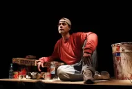 Un albañil en un andamio invita a descubrir la felicidad