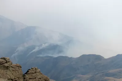 Un incendio de grandes dimensiones afecta el cerro Ñuñorco, en Tafí del Valle