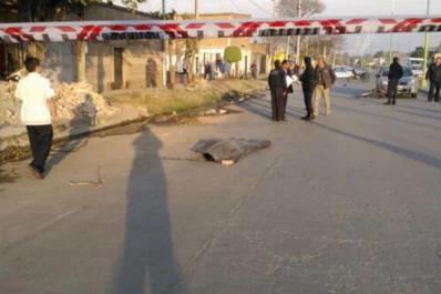 Quiso robar a dos chicas y murió atropellado por un auto