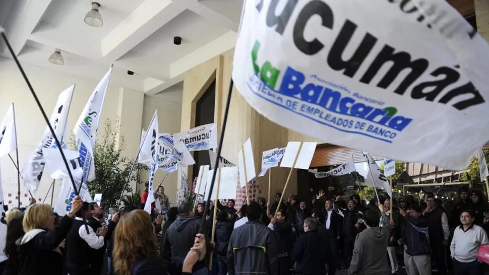 PROTESTA. La Bancaria protestó esta mañana en las puertas de la Caja. ARCHIVO LA GACETA 