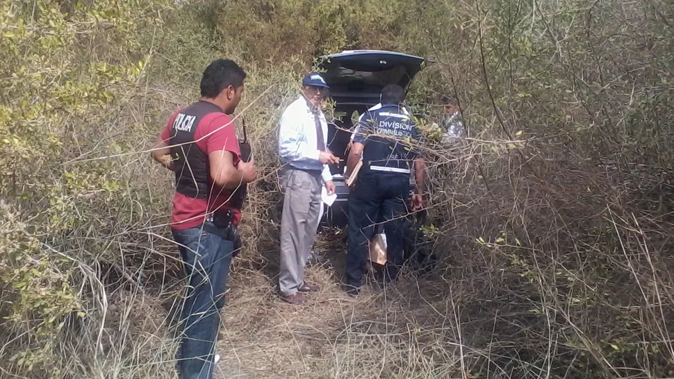 INVESTIGACIÓN. Los policías encontraron un vehículo que habría sido utilizado por los delincuentes. FOTO LA GACETA / RODOLFO CASEN