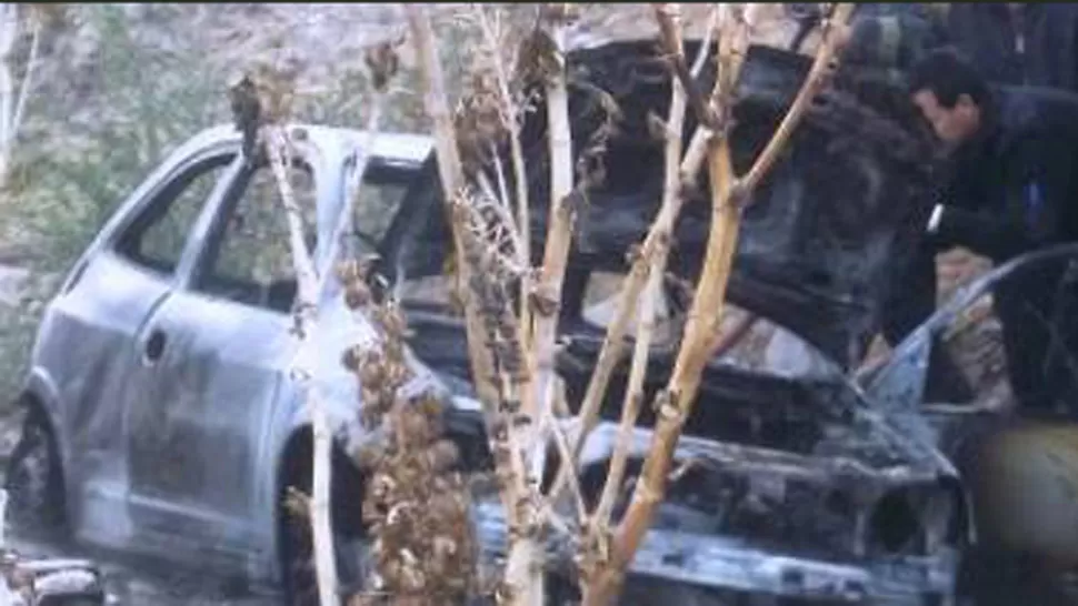 MACABRO. El Chevrolet Corsa quemado estaba en una zona conocida como La ripiera. FOTO TOMADA DE ELANCASTI.COM