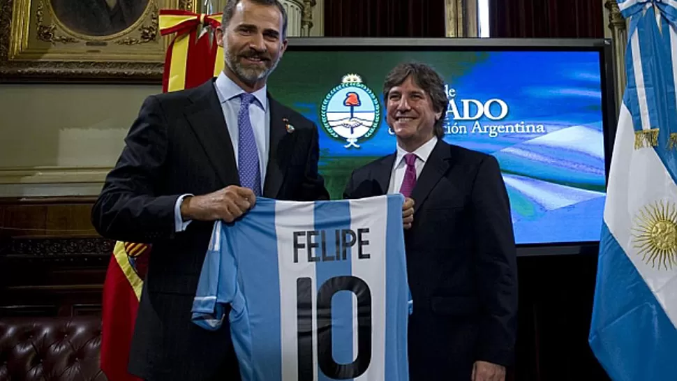 OBSQUIO. El príncipe Felipe recibió una camiseta de Argentina con el '10'. FOTO TOMADA DE MARCA.COM