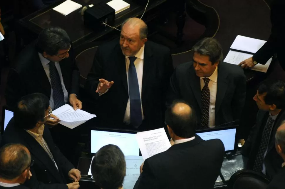 EN EL RECINTO. Los senadores intercambian opiniones acerca del proyecto oficial de reapertura del canje. DYN