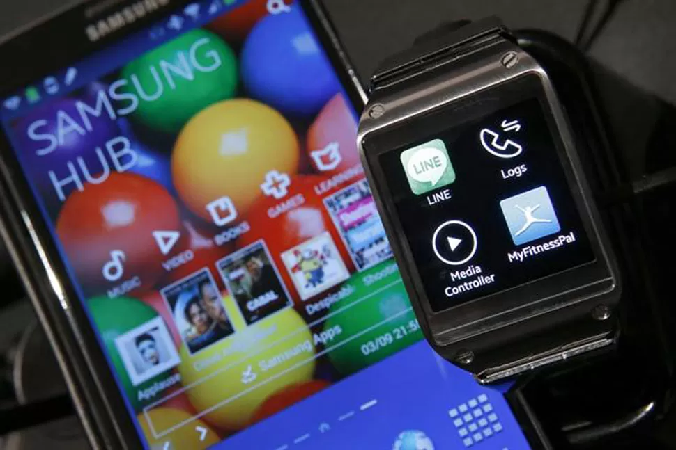 NOVEDOSO. El diseño del nuevo reloj inteligente de Samsung. FOTO AFP