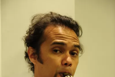 Un clarinete caribeño zigzaguea entre las melodías