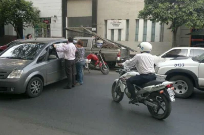 Cansado de que lo asalten, cruzó el auto y cortó la calle